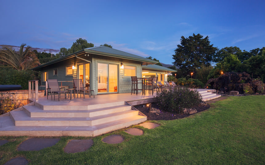 傍晚时分的住宅的一部分和周围的景观设计