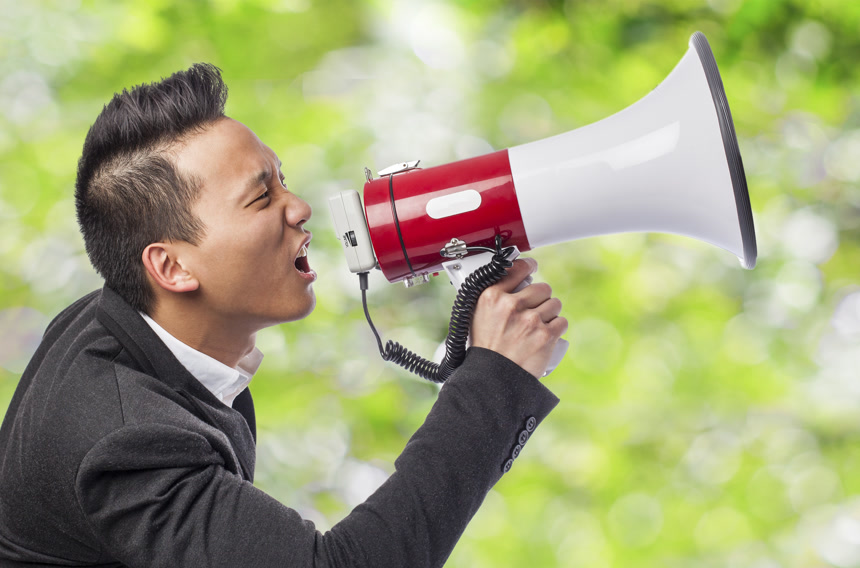 拿着扩音器喇叭喊话的男性业务员生活方式