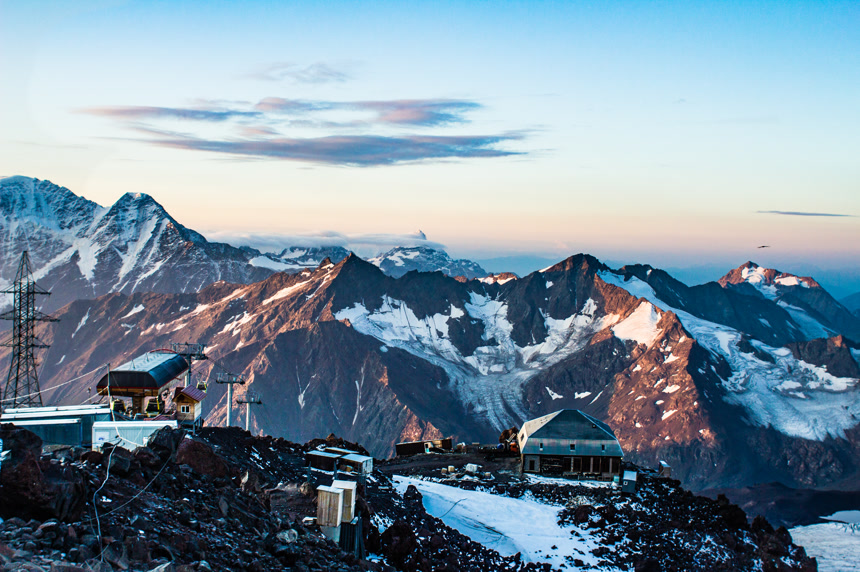 埃尔布里斯附近的高加索雪山自然风景