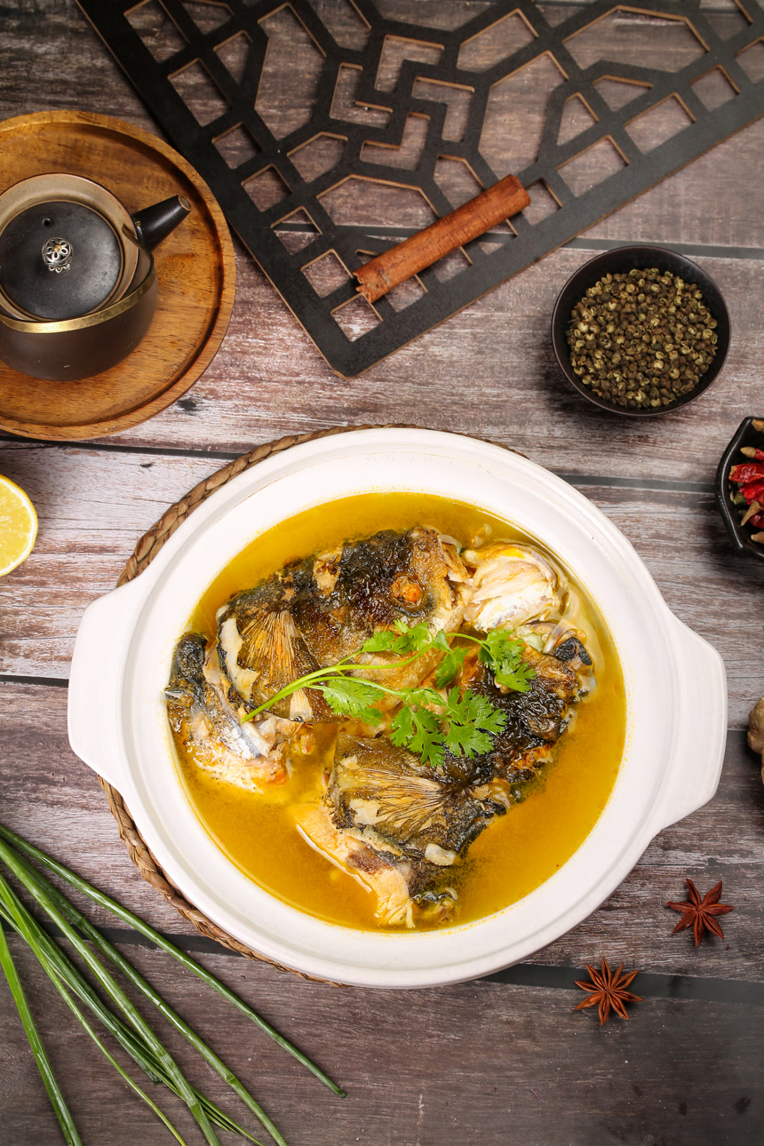 木底上的鱼头汤