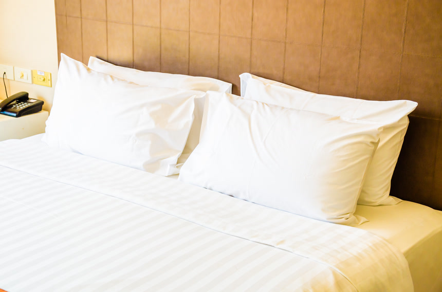 宾馆床上的四个枕头图片