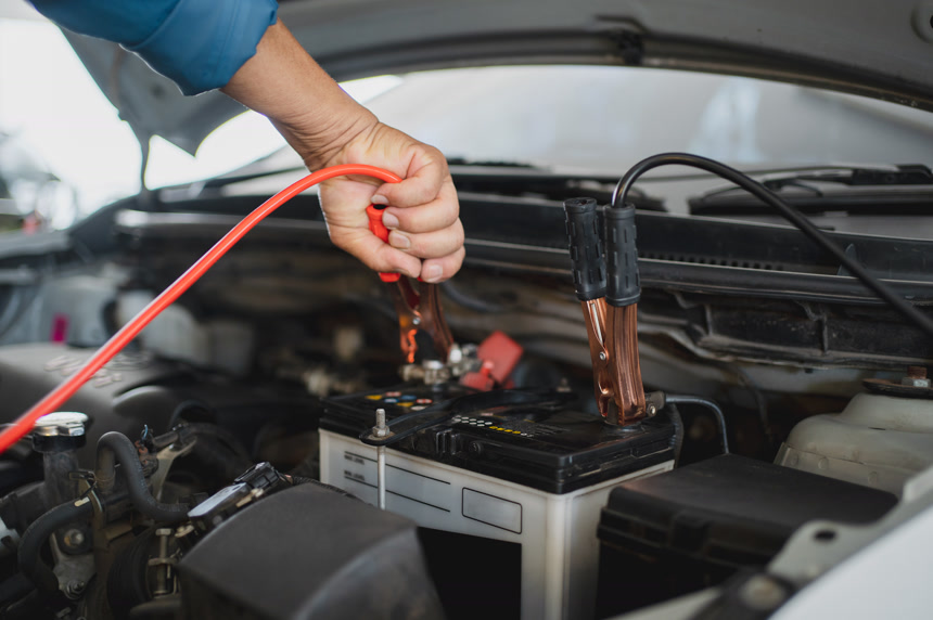 汽车修理工正在给电池充电汽车维修服务中心汽修行业