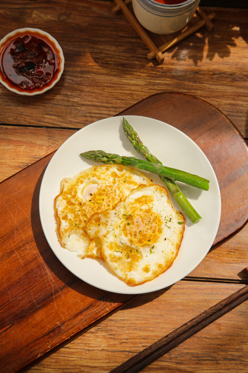 盘子里的煎蛋