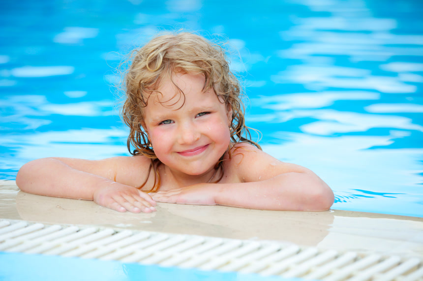 在游泳池中的儿童生活方式