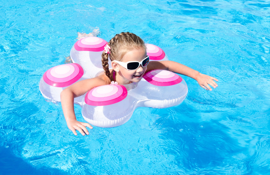 微笑在泳池中的小女孩 