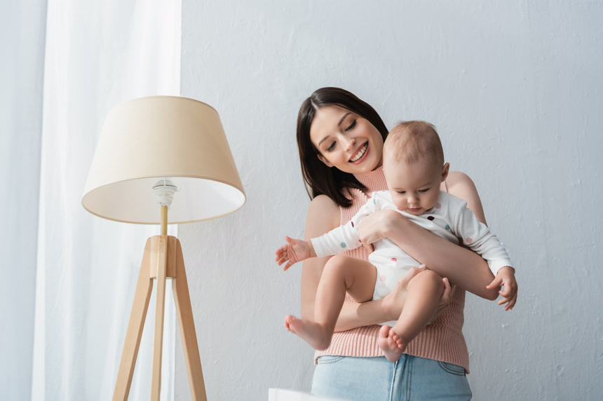 妈妈抱着宝宝站在落地灯前人像背景壁纸