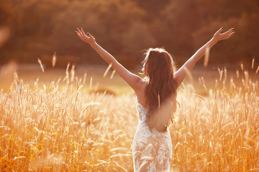 在麦田上展开双手的美女写真户外活动