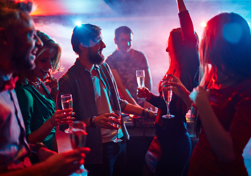 朋友喝着香槟在一起聚会