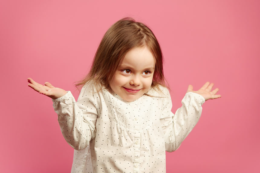 疑惑的孩子正在耸肩摆手表示疑问人物情绪传达