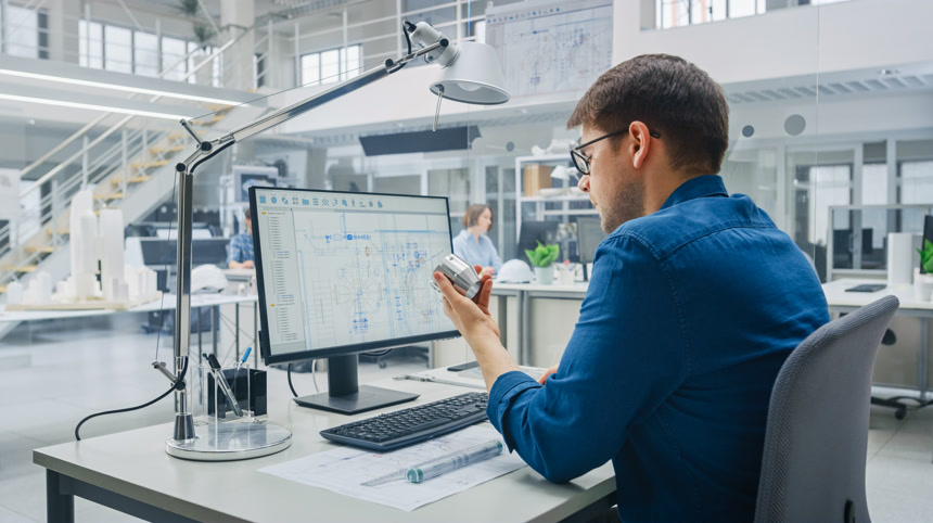 工程师观看手中模型工业设计产品研发