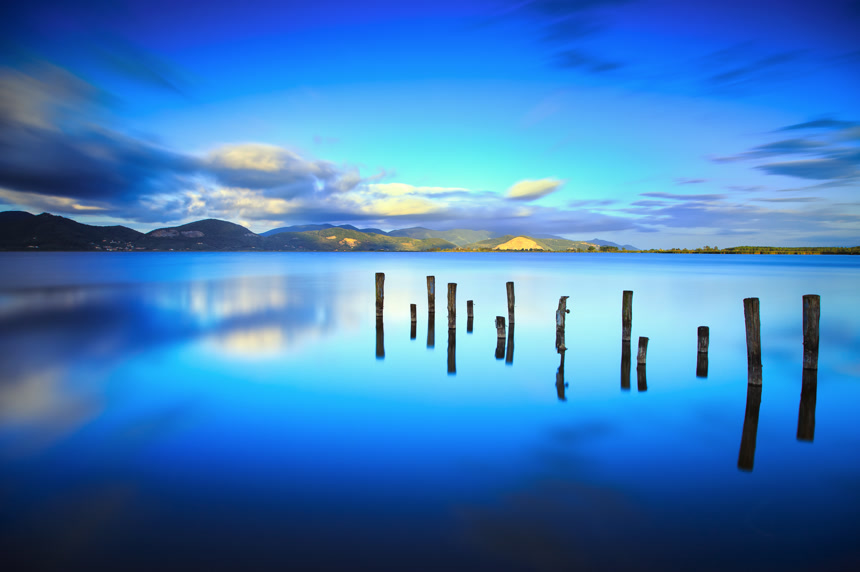 傍晚碧蓝的湖水日落水田一色木头码头木桩自然风景景观 