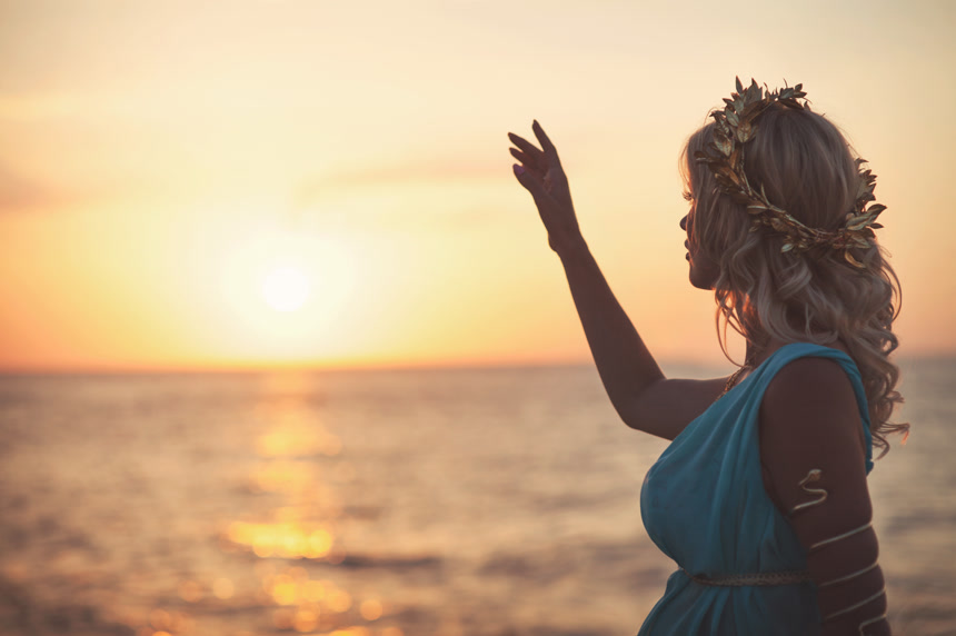 在海边欣赏日落的金发美女人物壁纸