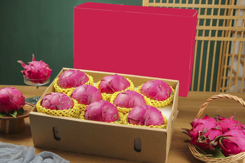 木底上的红心火龙果