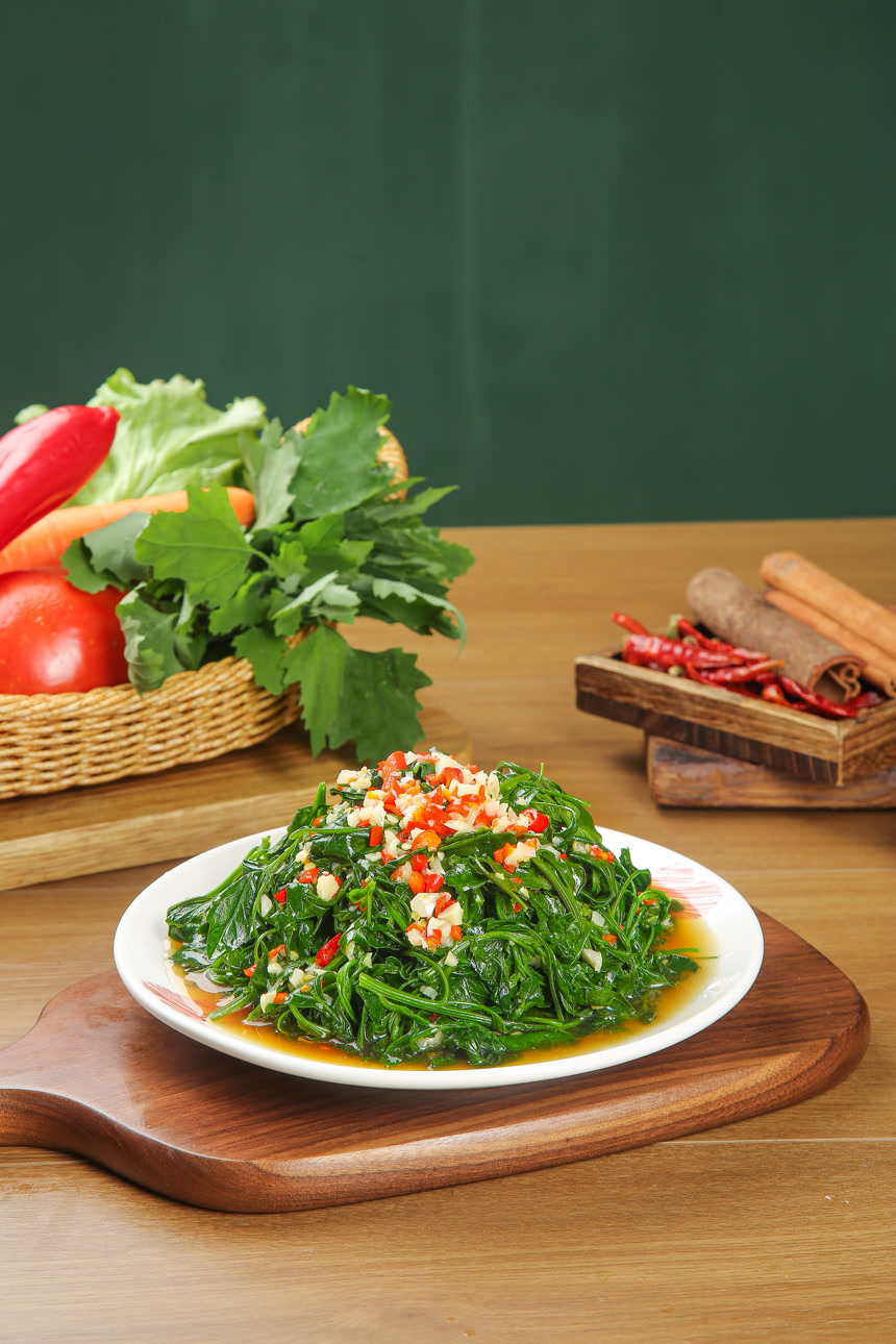 木底上的凉拌灰灰菜