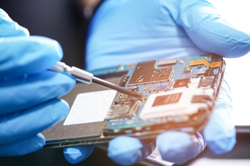 亚洲技术员维修智能手机电子技术微电路主板维修技术