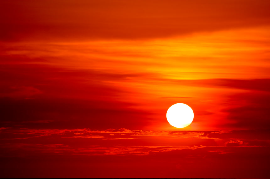 日落照耀下的红色天空、云层美景壁纸图