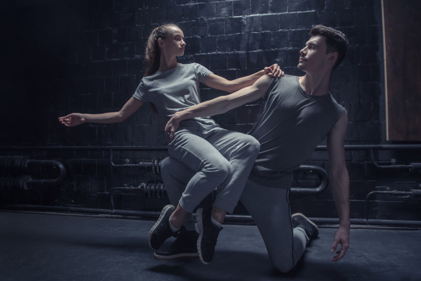 舞蹈室训练的男性和女性舞蹈培训