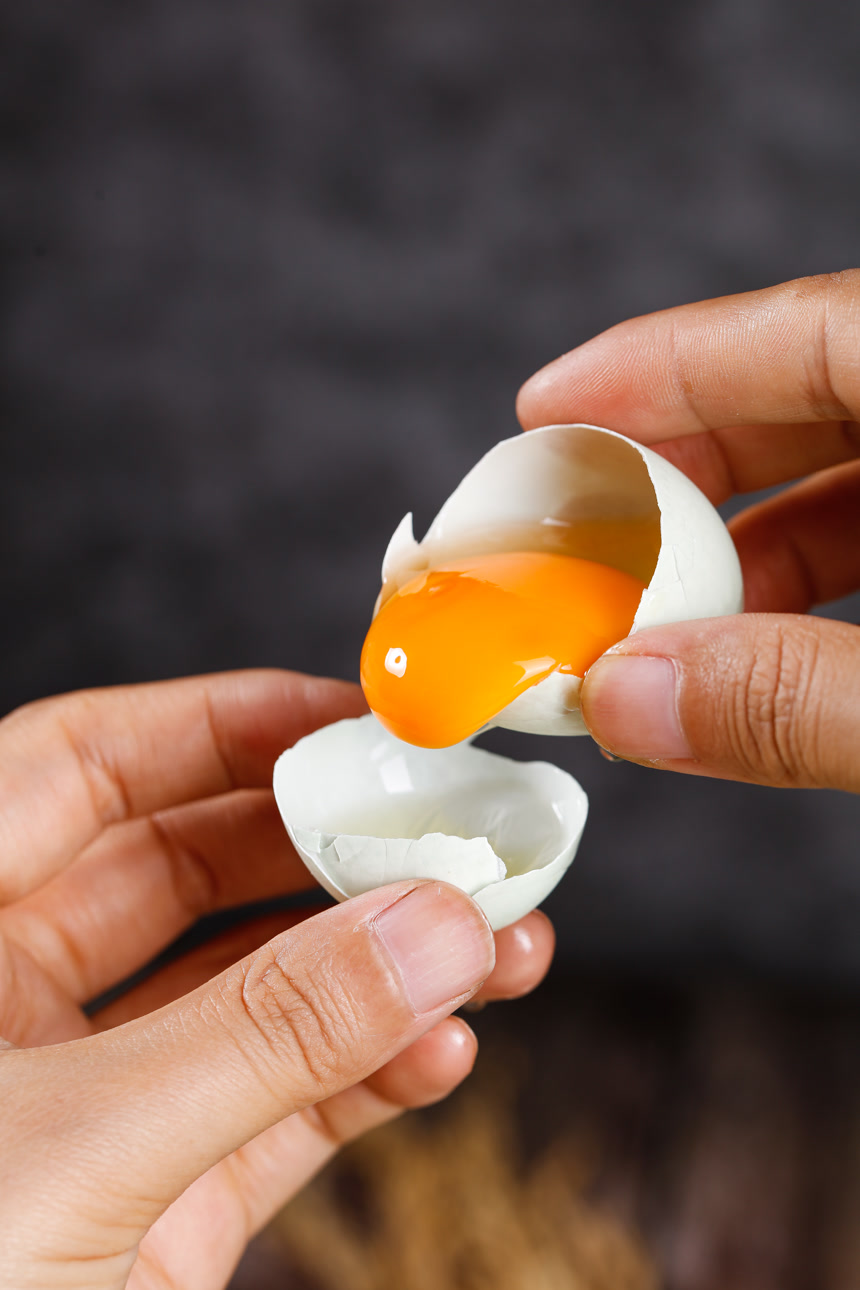 深底上的绿壳鸡蛋