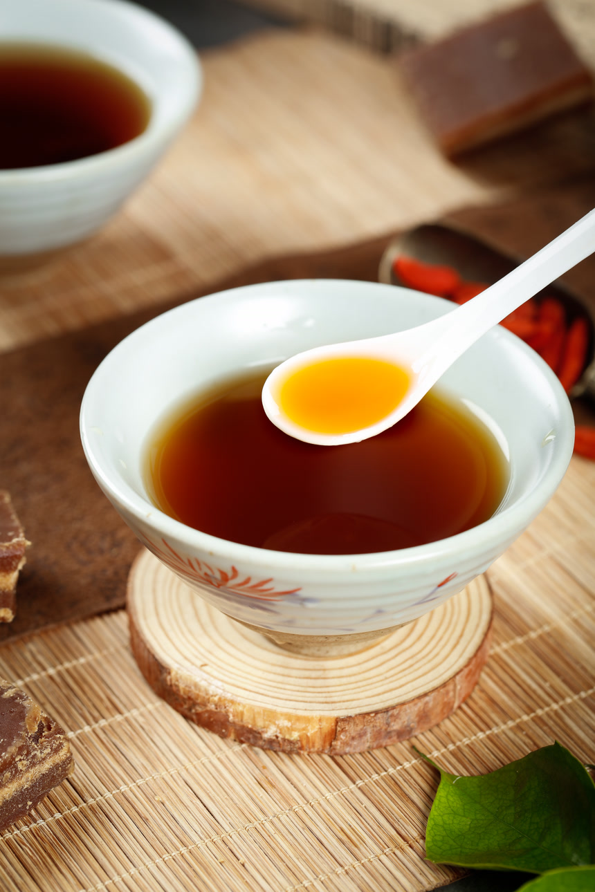 深底上的红糖姜茶