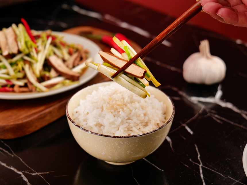 深底上韭黄菜品