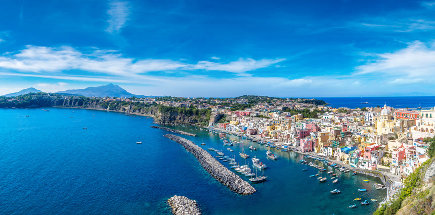 蓝天白云下的海滨城市的建筑城市风景