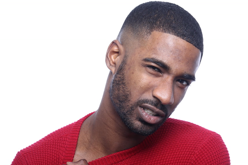 穿红色毛衣的黑人男子露出不满的表情白底图写真 人像摄影