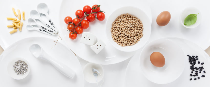 盛满各种食物的白瓷盘子广告创意白底图