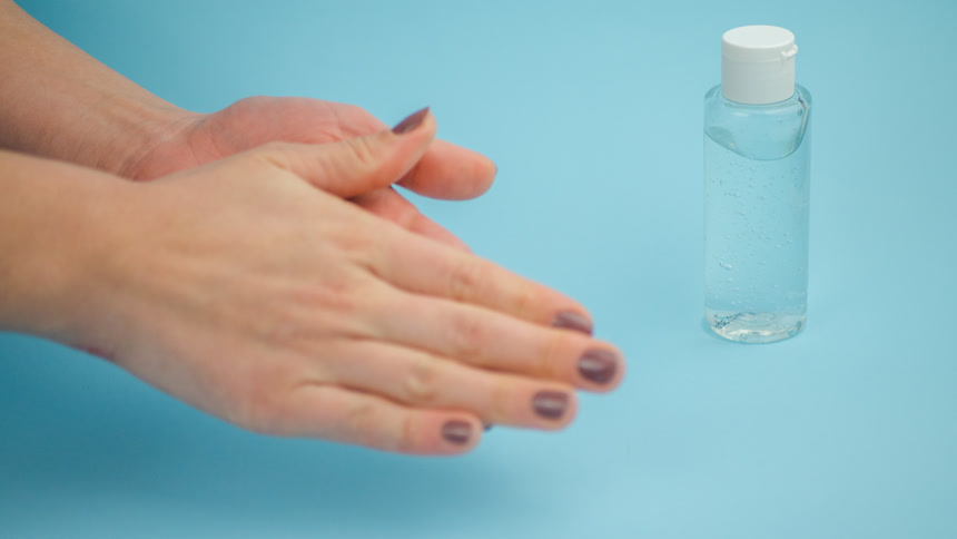 人的手用塑料瓶用酒精凝胶进行清洁健康保健