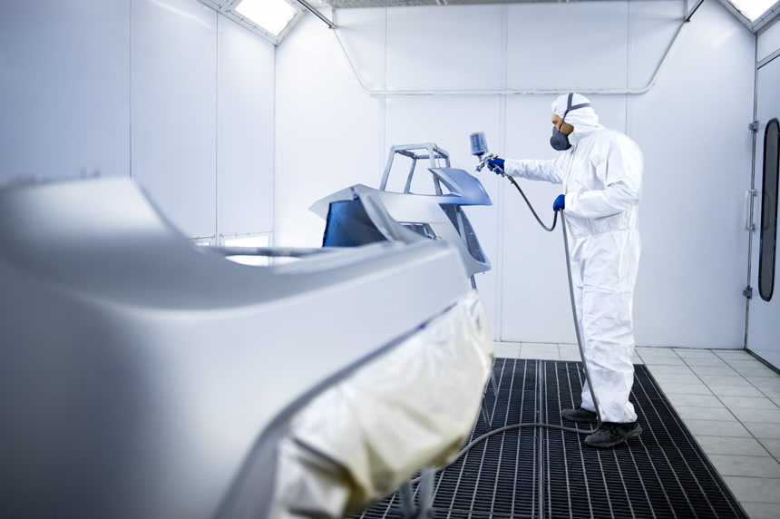 室内车间穿着防护服的汽车油漆工在工作汽修行业