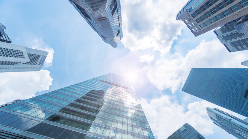 天空和外玻璃墙的现代建筑群城市风景