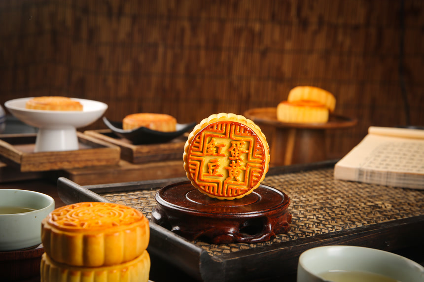 深底上的中秋月饼