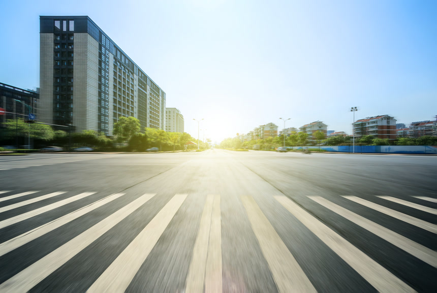 逆光拍摄现代城市的斑马线城市风景开车第一视角