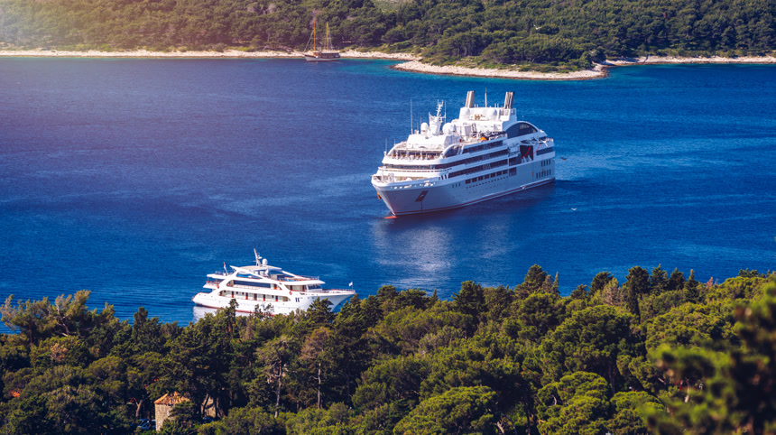 豪华游船与热带岛屿全景海上的游轮