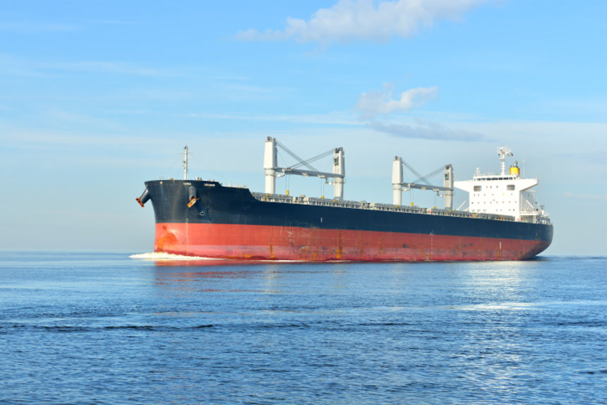 海面上的货船现代交通工具国际贸易