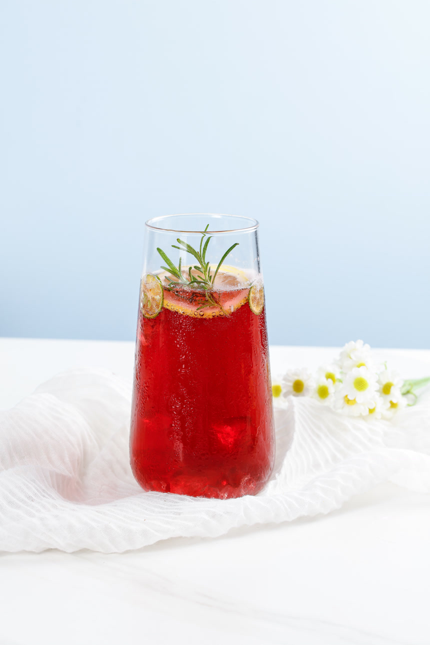 桌子上的夏日冷饮