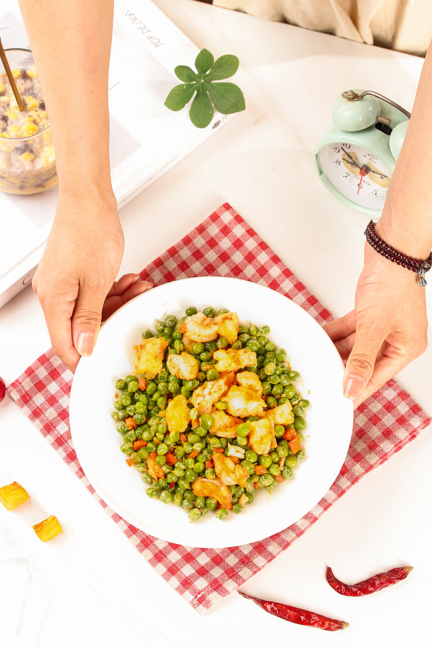 盘子里的豌豆炒虾仁