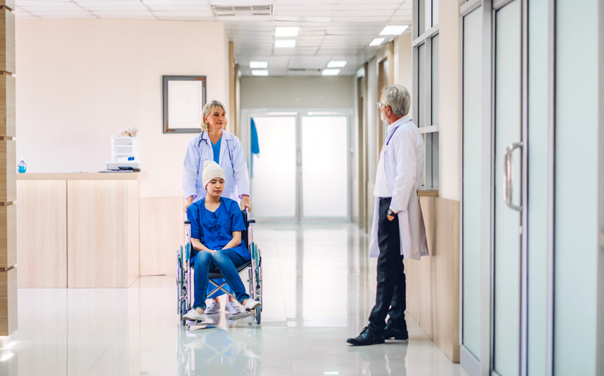 推着病人的医生医疗人像