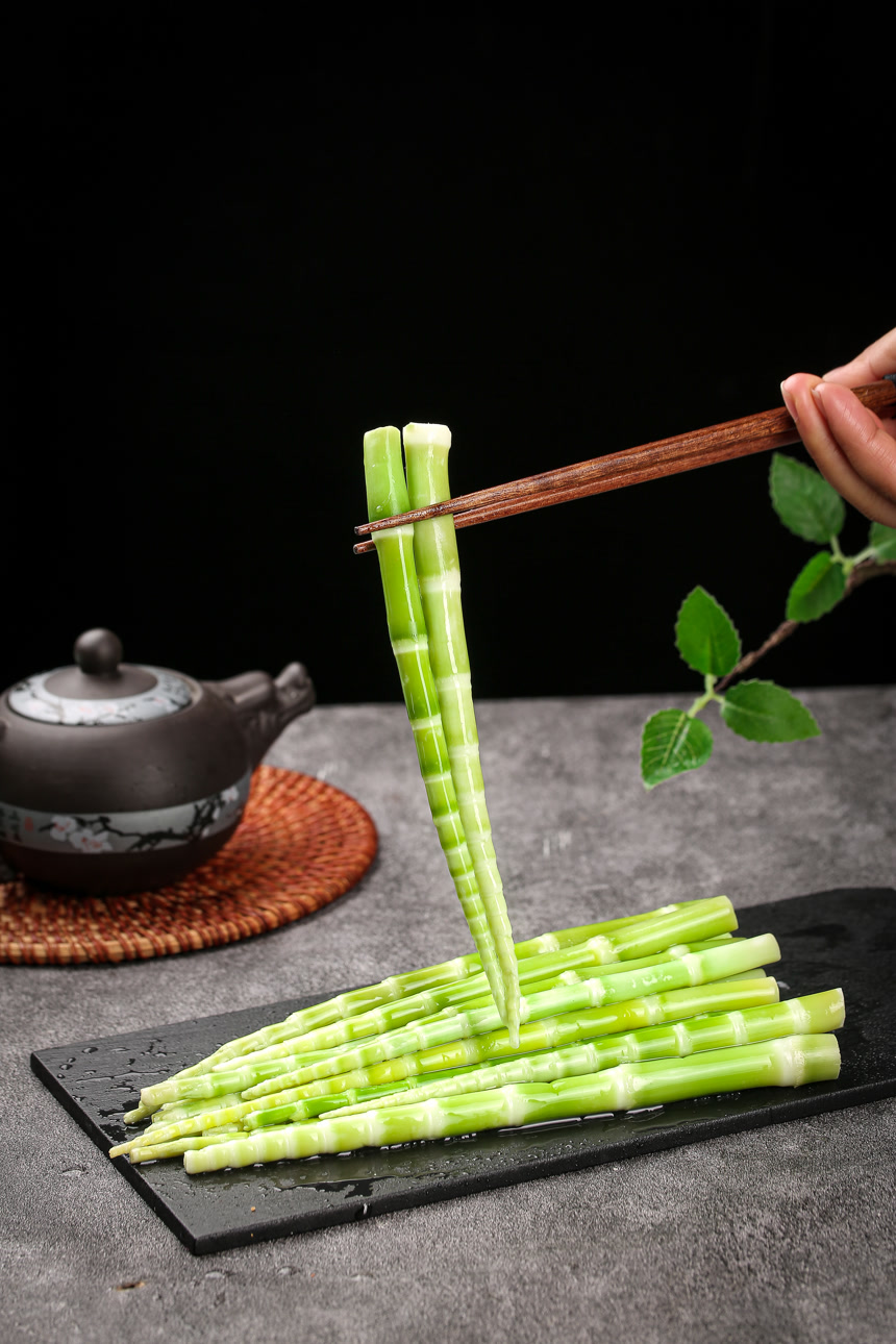 深底上的翡翠笋