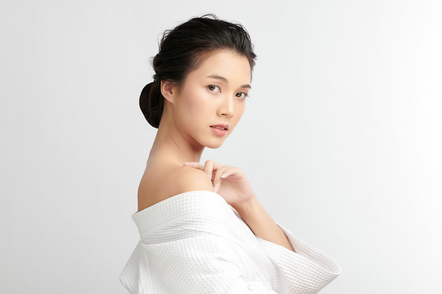 白色背景上美丽的年轻亚洲女性美容美发