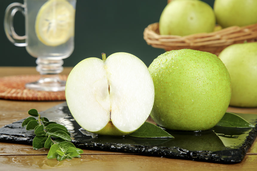 木底上的青皇冠梨