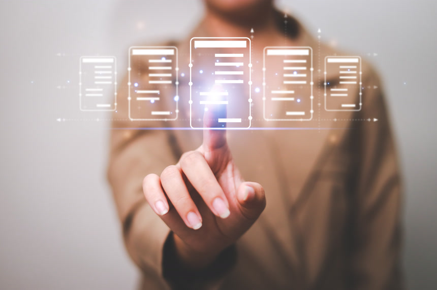 商界妇女用在线批准的文件触摸虚拟监控无纸质量保证和企业资源规划管理概念.