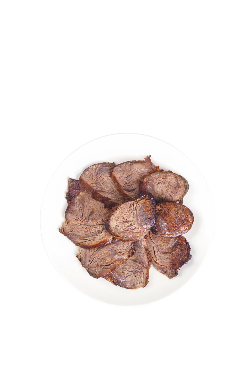 盘子里的卤牛肉
