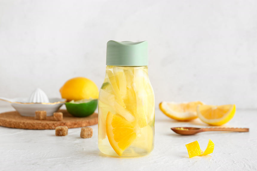 柠檬水瓶摄影图健康生活方式