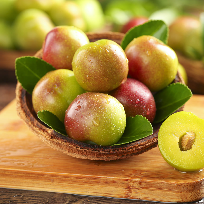 深底上的半边红李子