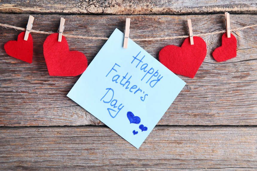 写着父亲节快乐的便利贴夹在木板上