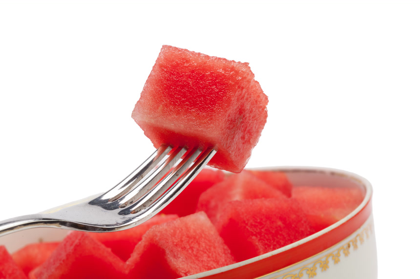 叉子叉起碗里的西瓜块水果特写  水果店宣传片