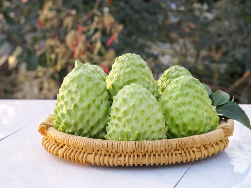 框子里放着释迦果