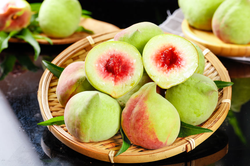 木底上的鹰嘴桃