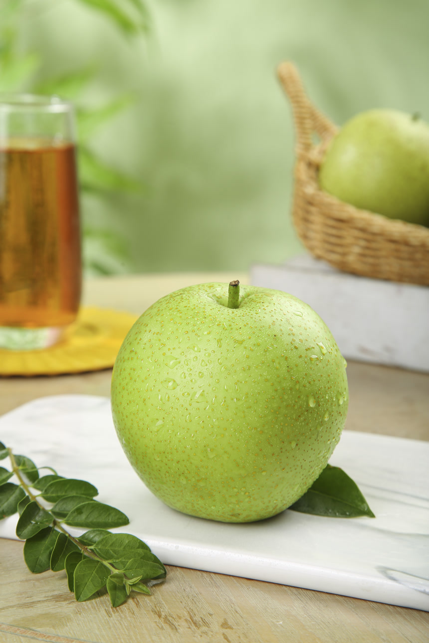 木底上的青皇冠梨