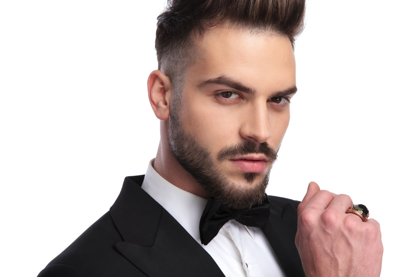 白色背景上戴着大戒指打着领结的英俊男子生活方式